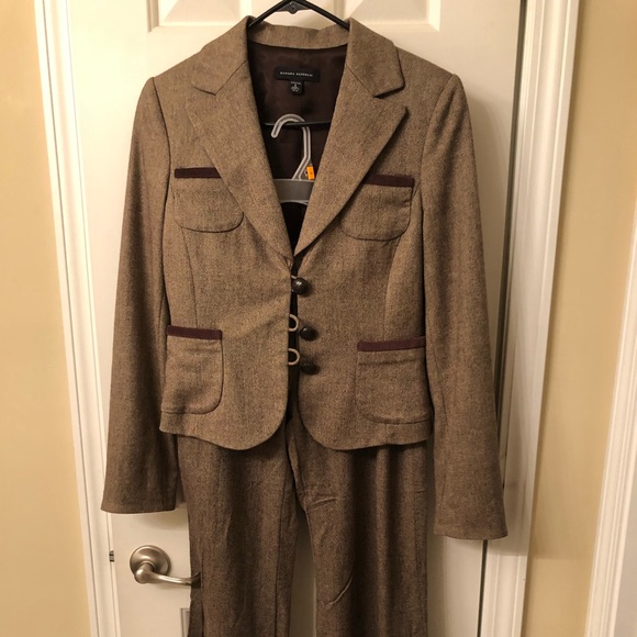 Women’s size 4 pant suit. Only worn one time. - Picture 2 of 6